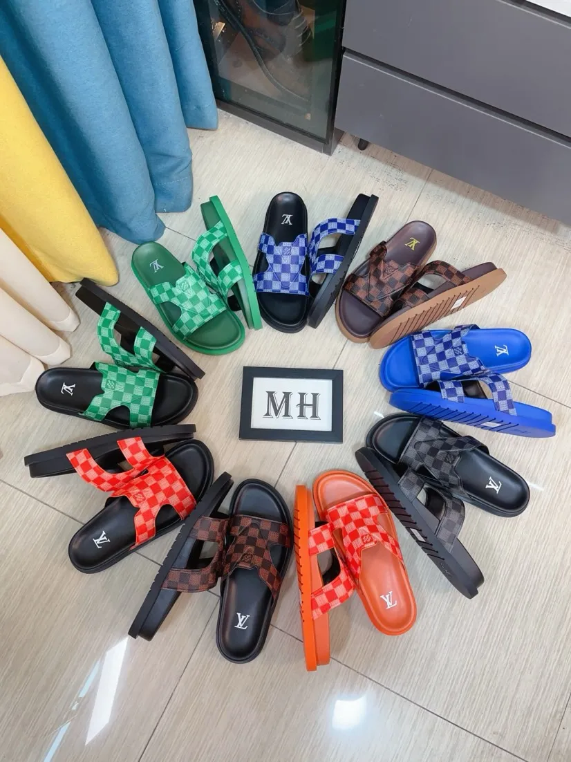 Men's shoes💰300🌹🌹【LV】Multi-color new men's slippers, original top-quality version, original special cowhide with pebbled embossing➕sheepskin on the inner and side, non-slip combination sole, more stable walking, more comfortable and lightweight, high-end and generous, size: 38~44